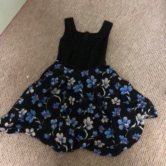 Dresses & Skirts - Floral black midi dress